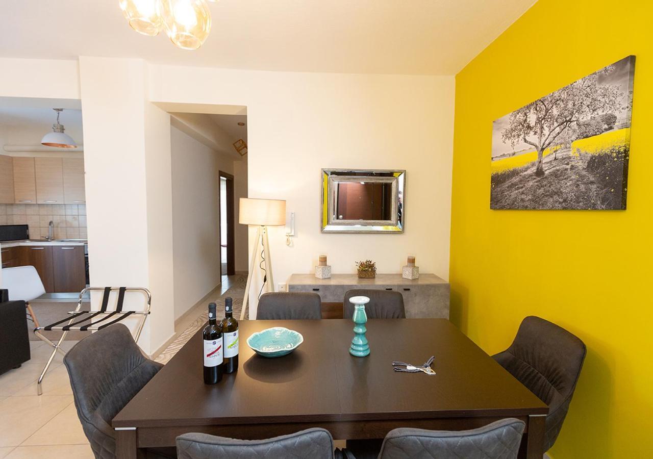 V Luxury Apartment 1 Ioannina Bagian luar foto
